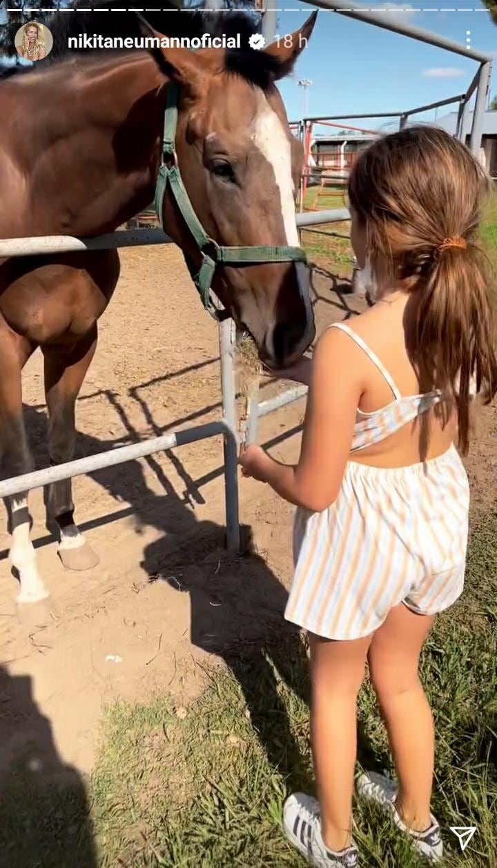 Nicole Neumann junto a sus hijas disfrutando un dia de campo