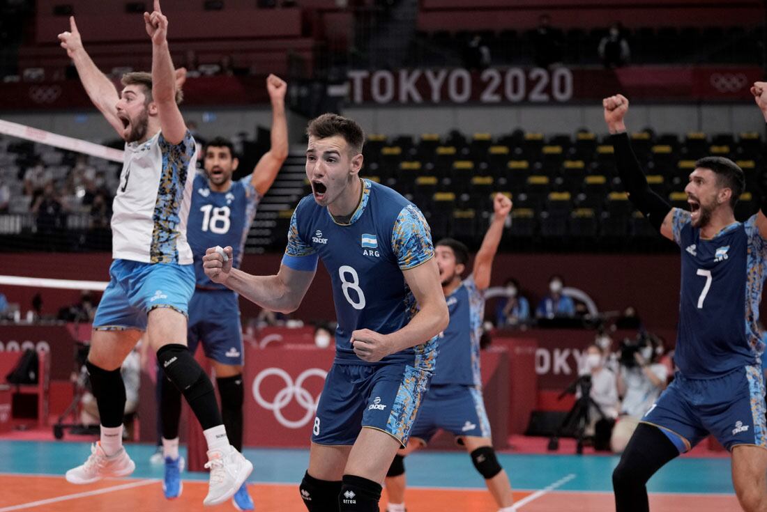 El equipo de voley argentino festeja el triunfo ante Estados Unidos. (AP)