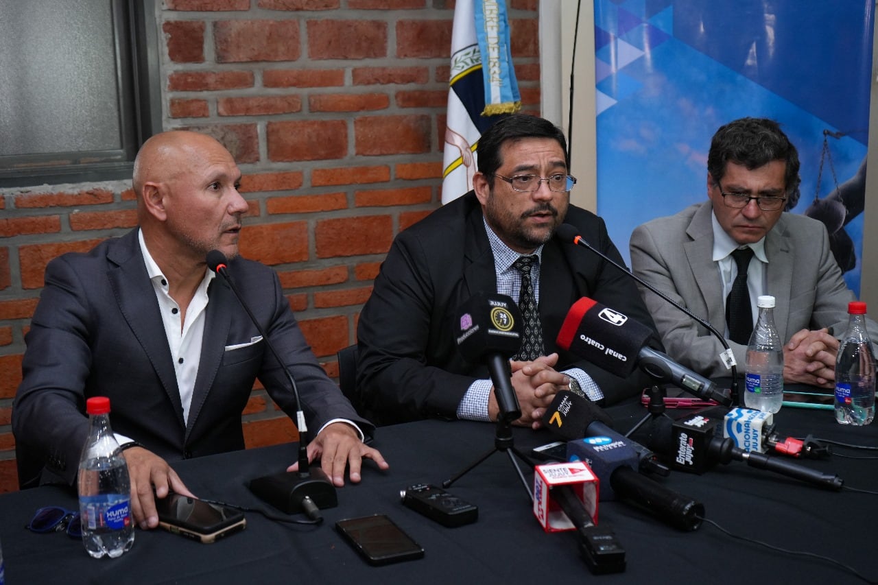 El fiscal regional Gonzalo Ramón Puig (al centro) abrió la conferencia de prensa. A la izquierda, el fiscal de Investigación Penal Preparatoria (IPP) de La Quiaca, Alberto Omar Mendivil.