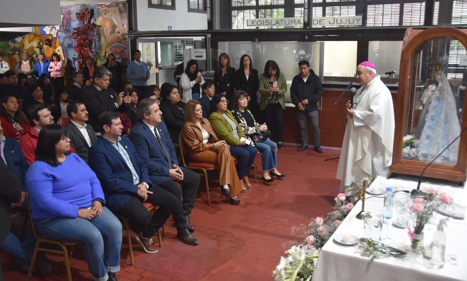 En su mensaje a los miembros de la Legislatura el monseñor Fernández anheló "que la Virgen los sostenga, los acompañe y los ilumine para trabajar por el bien común".