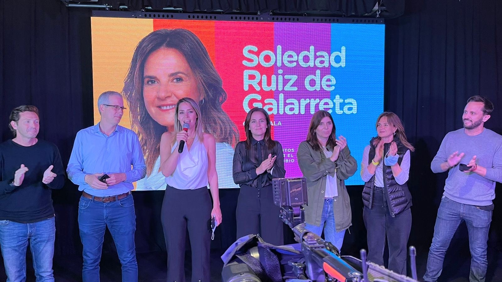 Carolina Losada festeja en el Bunker de Juntos por el Cambio, junto a Anita Martínez, en el Salón Metropolitano de Rosario.