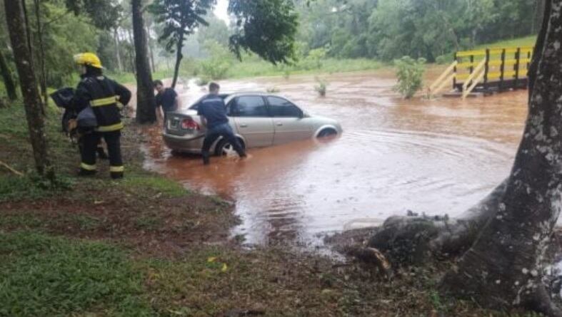 San Vicente: se durmió en su vehículo y debió ser rescatado porque se estaba inundando.