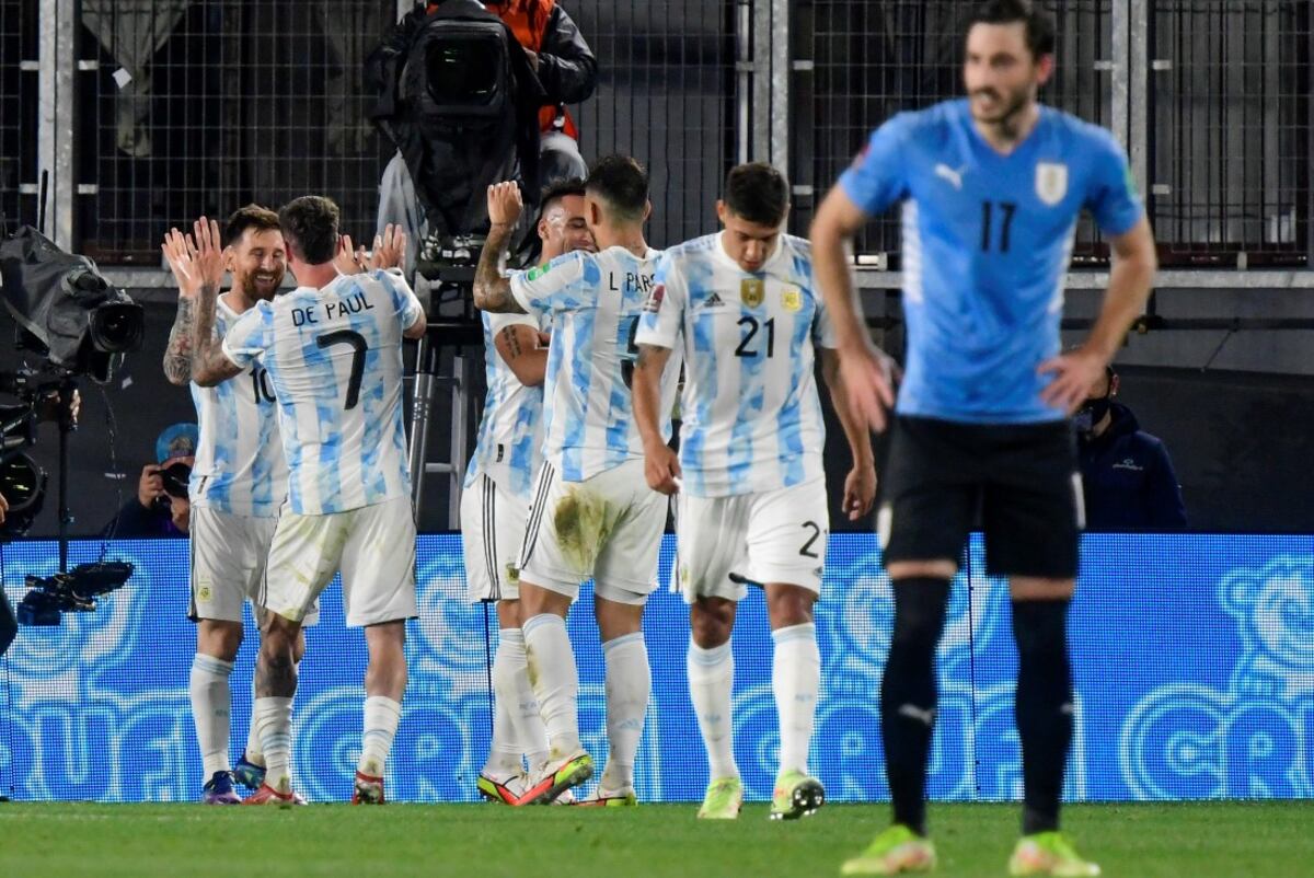 Eliminatorias Sudamericanas: Argentina brilló en el Monumental y goleó 3-0 a Uruguay