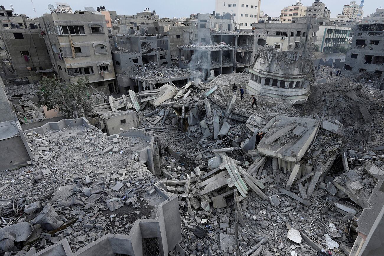 Palestinos inspeccionan los escombros de la Mezquita Yassin destruida después de que fuera alcanzada por un ataque aéreo israelí en el campo de refugiados de Shati en la ciudad de Gaza.