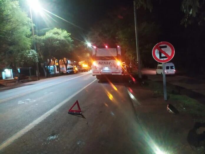 Wanda: motociclista impactó contra un colectivo estacionado