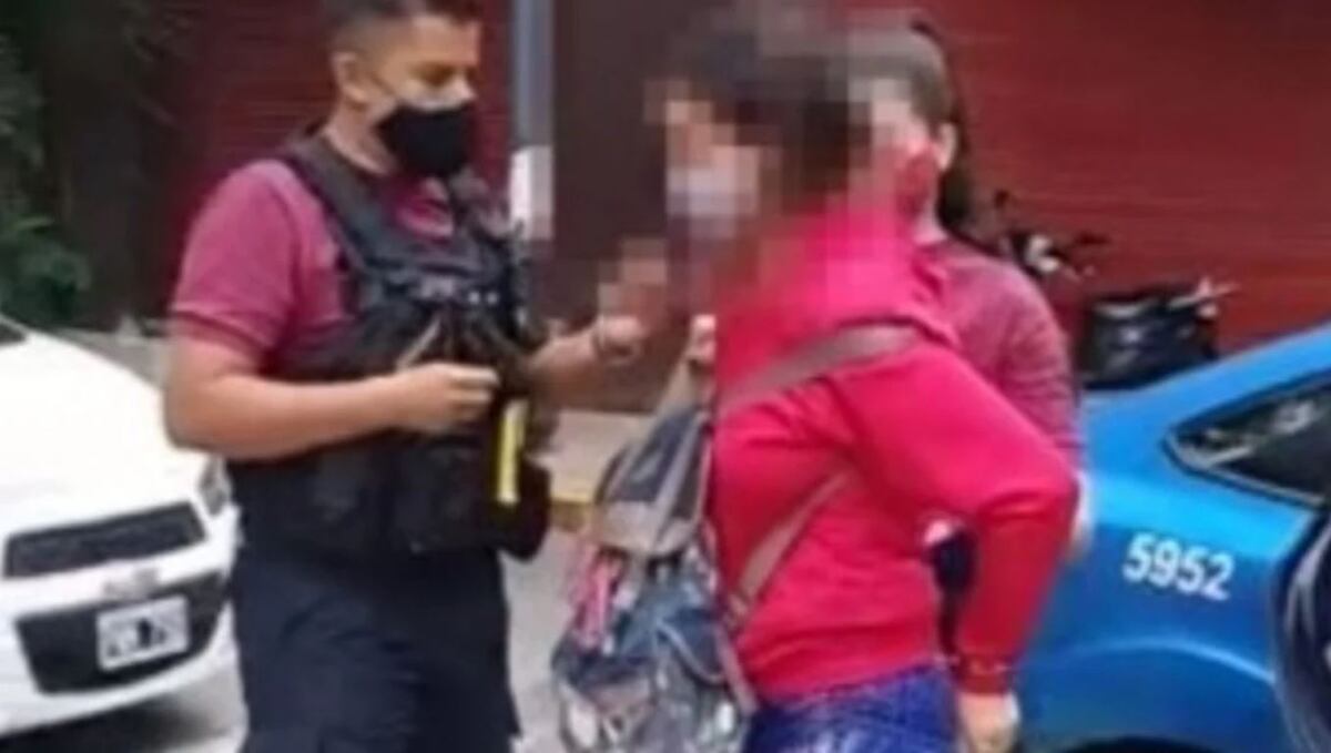 Una mujer se hizo pasar por la tía de un niño, lo retiró de la colonia y fue detenida a seis cuadras