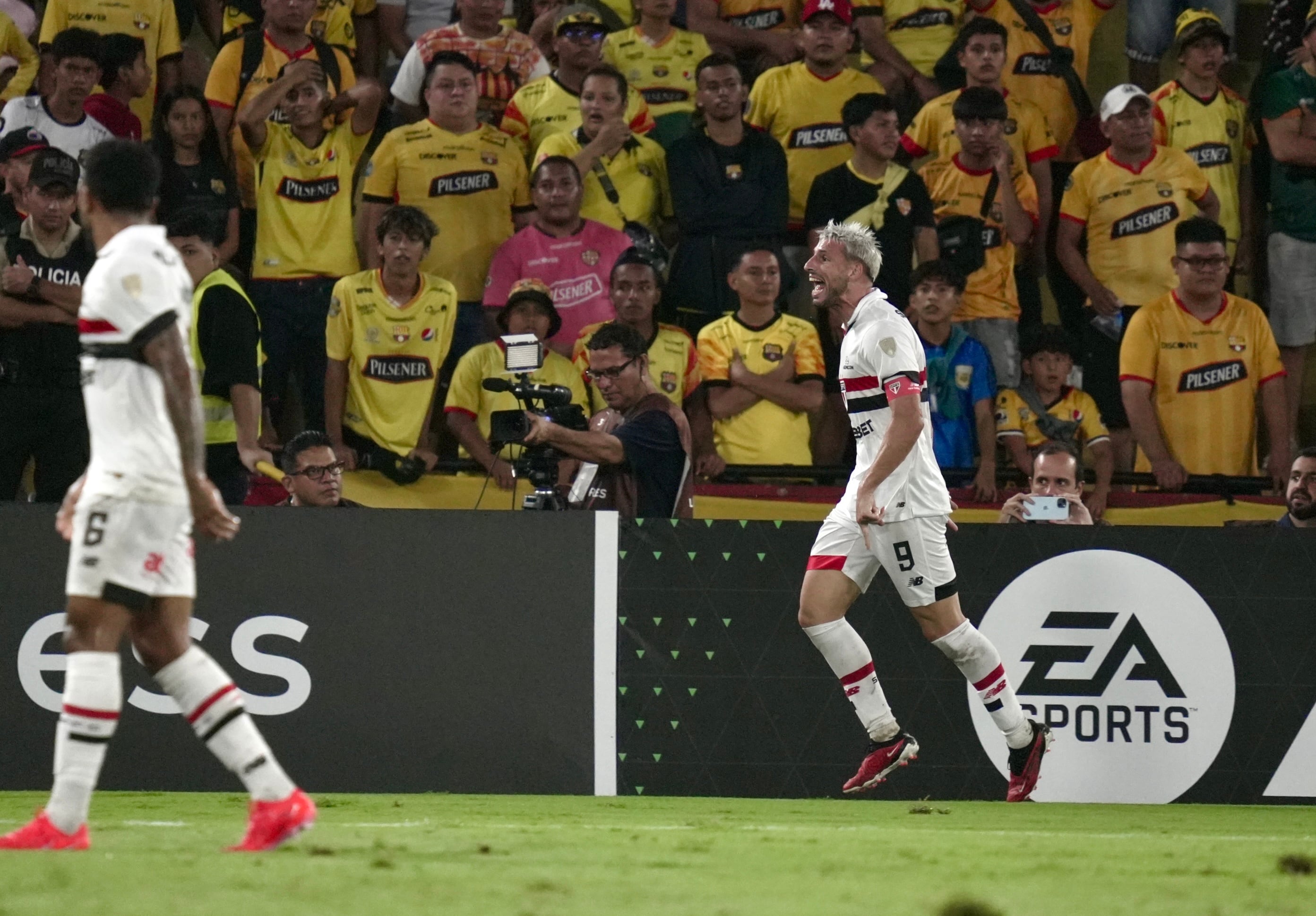 Jonathan Calleri festeja el gol que marcó con Sao Paulo ante Barcelona de Guayaquil por la Copa Libertadores. (Prensa Conmebol)