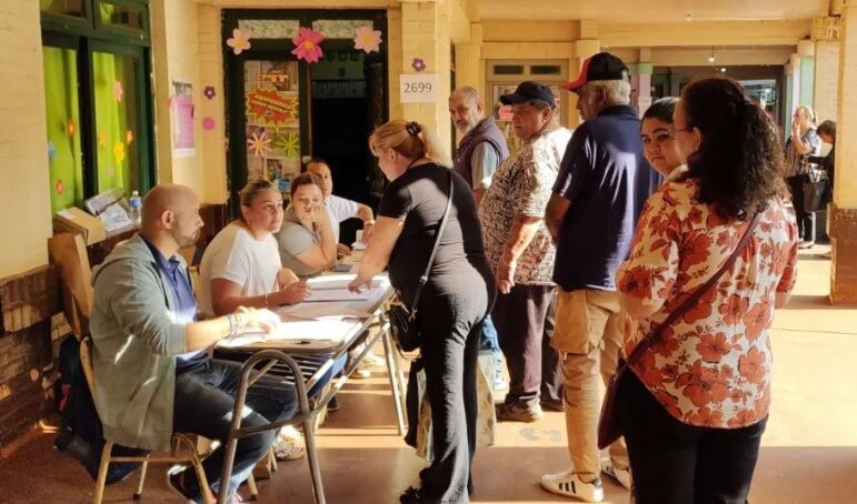 Puerto Iguazú: algunos inconvenientes con los padrones pero gran concurrencia de votantes.