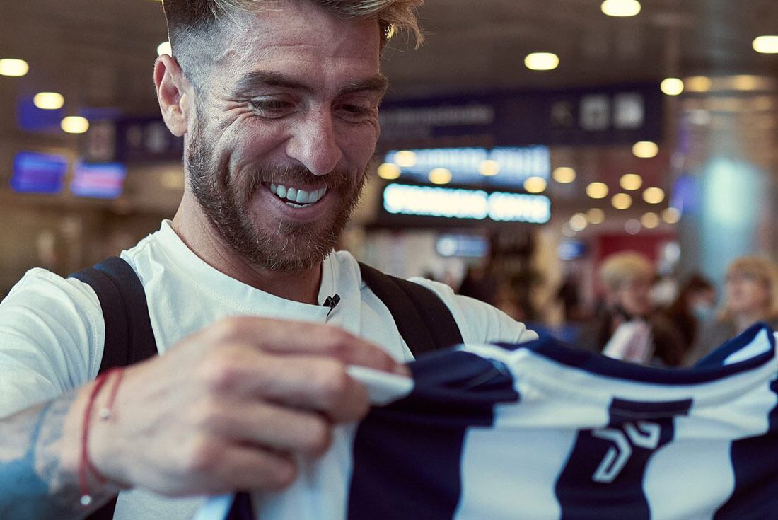 Julio Buffarini viendo la remera de Talleres cuando volvió al país. (Prensa Talleres)