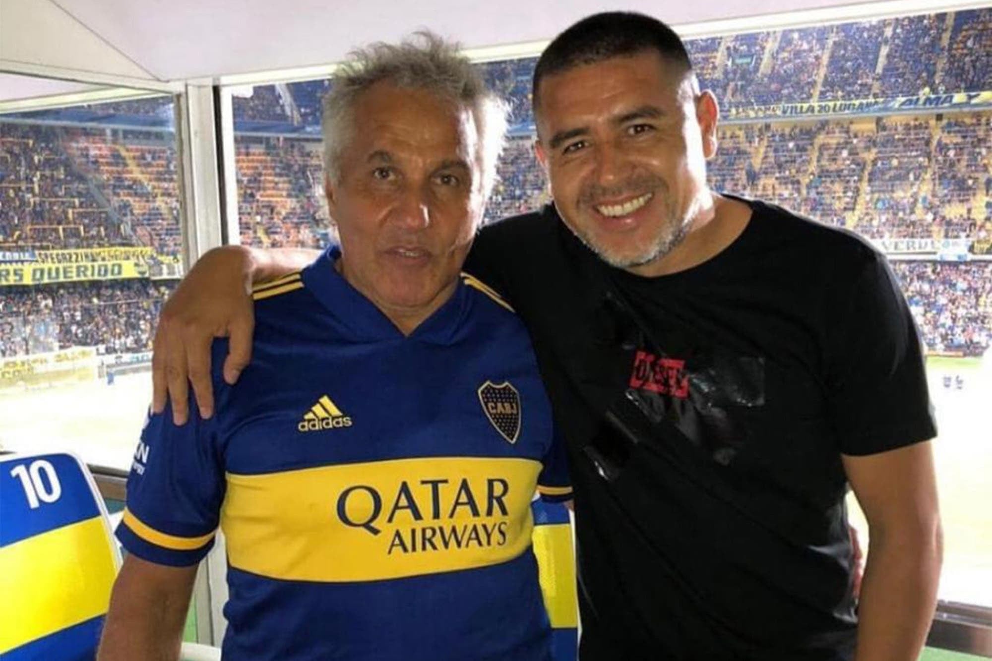 El Beto Márcico junto a Juan Román Riquelme en La Bombonera.