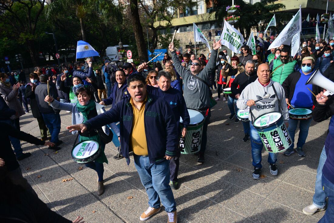 Empleados protestan frente al palacio municipal.   (Nicolás Bravo / La Voz)