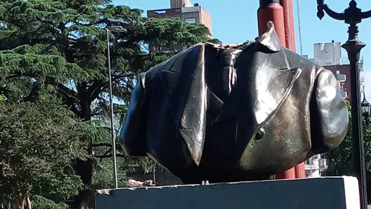 Como había quedado la estatua de Isaac Newell atacada por barras de Central