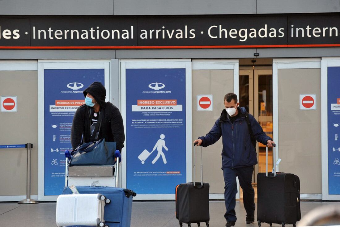 Gente llegando al aeropuerto de Ezeiza. 
Gentileza Clarín