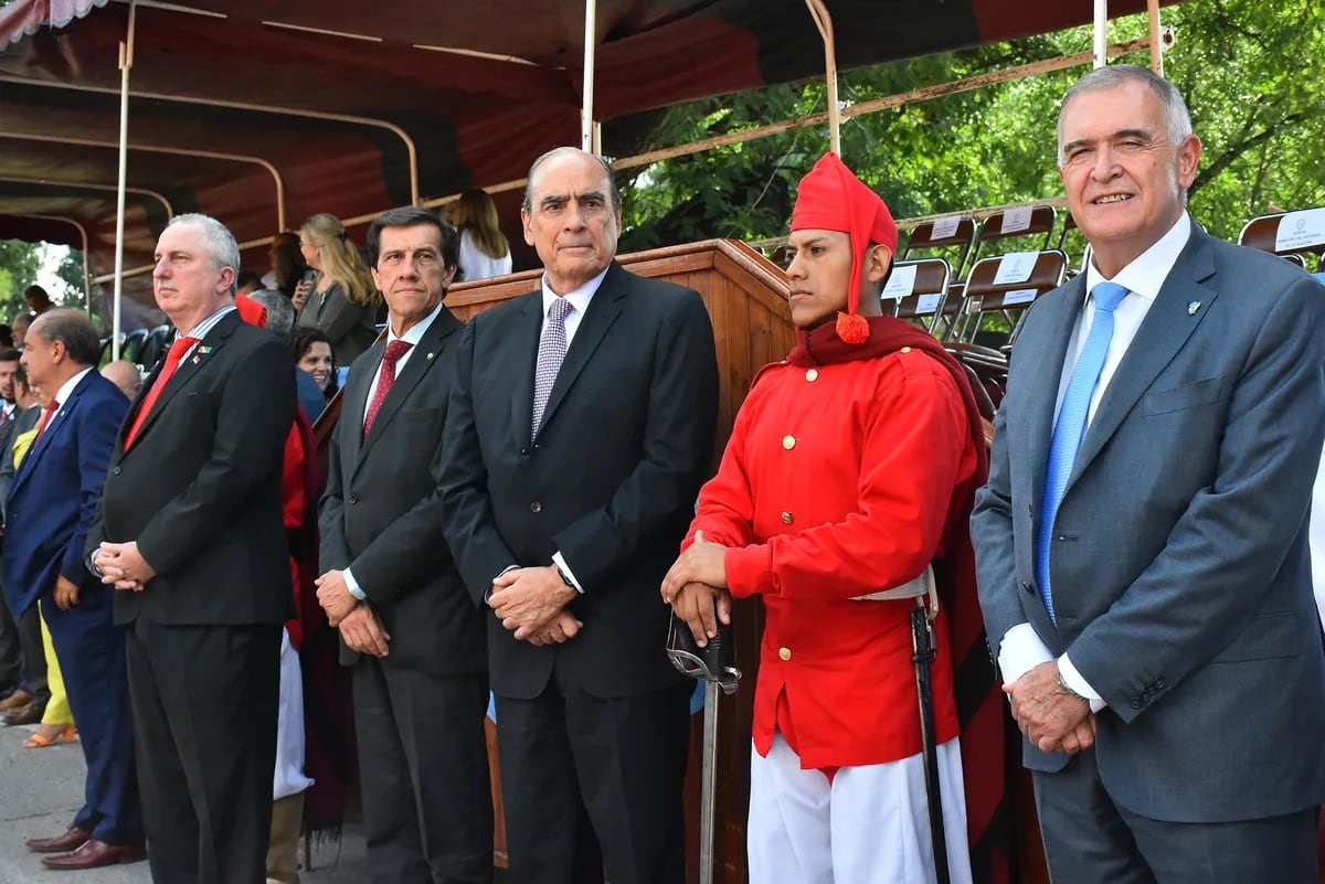 El gobernador de Jujuy, Carlos Sadir, junto al ministro Guillermo Francos, presenciando los actos recordatorios de la Batalla de Salta.