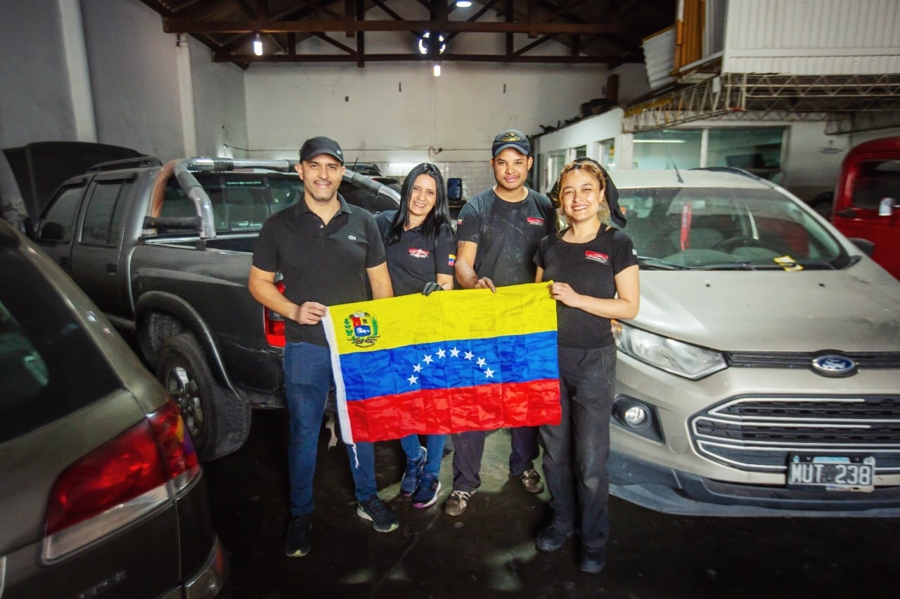 Samira junto a su equipo de trabajo en el taller mecánico de Salta.