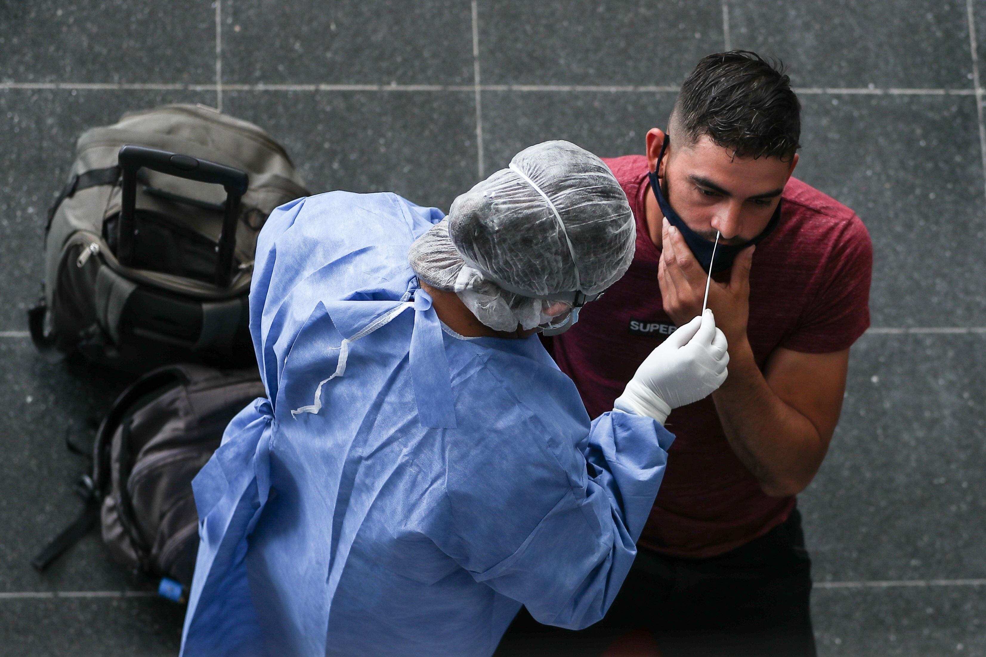 Una persona realiza una prueba para detectar la covid-19. (Foto: EFE/ Juan Ignacio Roncoroni)