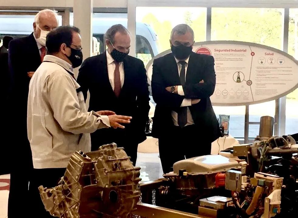 El gobernador Morales ponderó los proyectos de la empresa automotriz Toyota referidos a tecnología de punta para la electromovilidad.