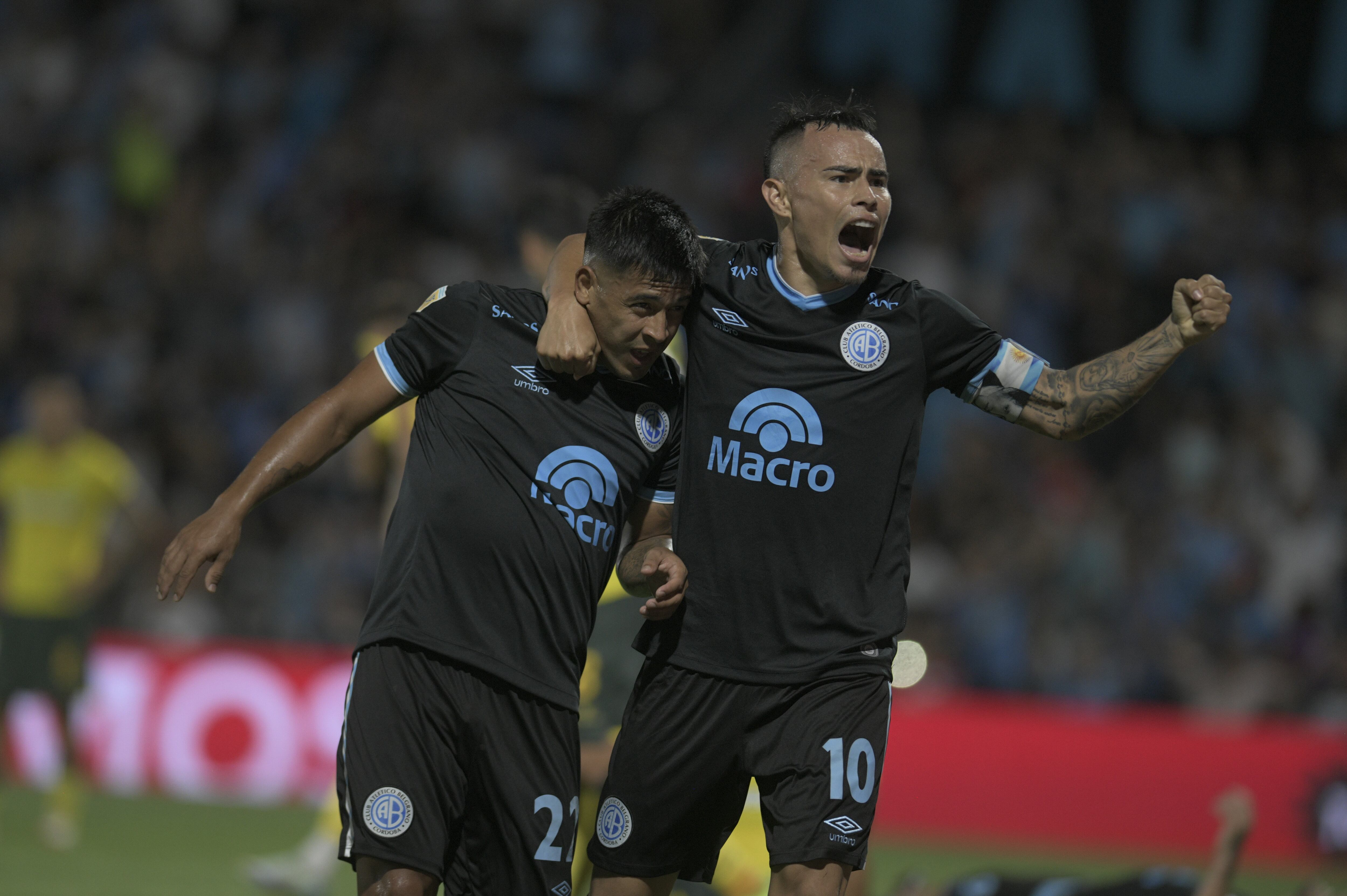 Uvita Fernández y Lucas Zelarayán festejan el segundo gol del equipo ante Defensa en el Gigante de Alberdi. (Ramiro Pereyra / La Voz)