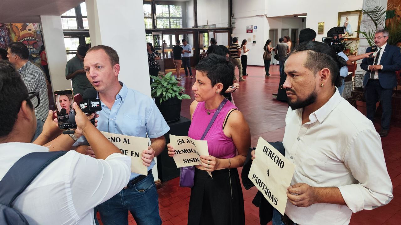 De izquierda a derecha Gastón Remy, Natalia Morales y Miguel López, diputados del bloque del PTS FIT (Jujuy).