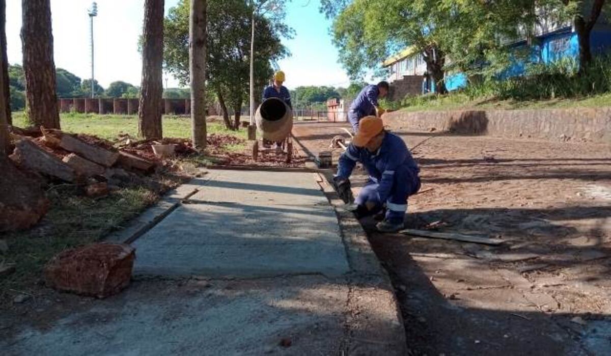 Realizan construcción de veredas peatonales en uno de los accesos al polideportivo Ian Barney en Oberá