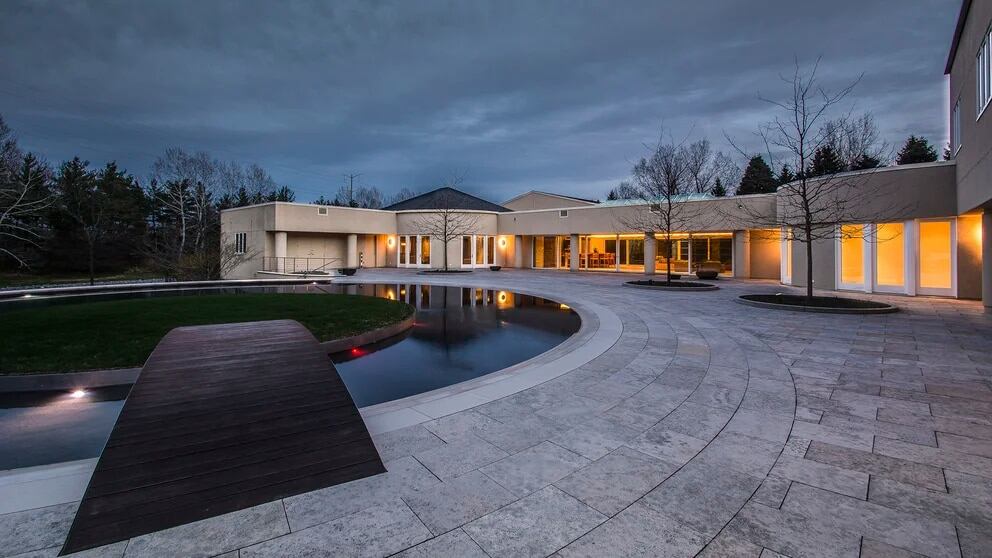 La piscina circular de la mansión de Michael Jordan.