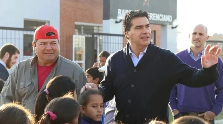 Capitanich junto a Emerenciano Sena, detenido por el homicidio de Cecilia. Foto: Clarín