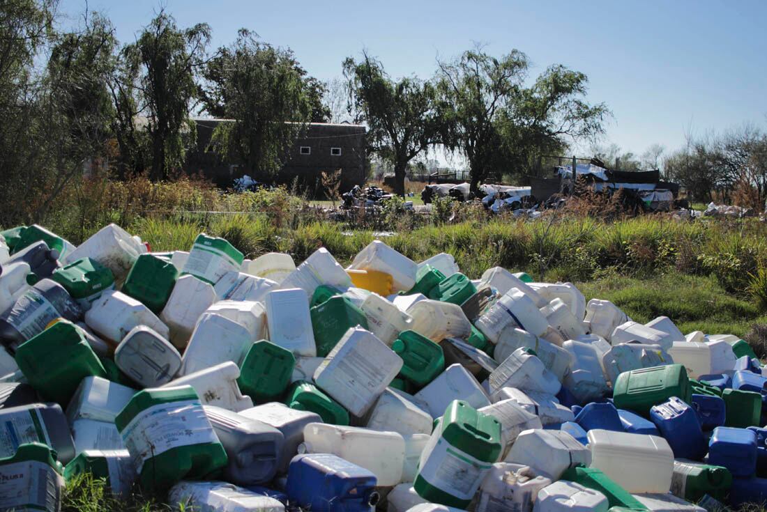 telam
AGROQUÍMICOS - campo
El director ejecutivo del Organismo Provincial para el Desarrollo Sostenible (OPDS), Juan Brardinelli, afirmó hoy que la sanción económica de $ 780 millones impuesta a 26 empresas de agroquímicos busca ser un "punto de inflexión" para que las compañías del sector comiencen a cumplir con la ley que las obliga a recuperar los envases vacíos de fitosanitarios.