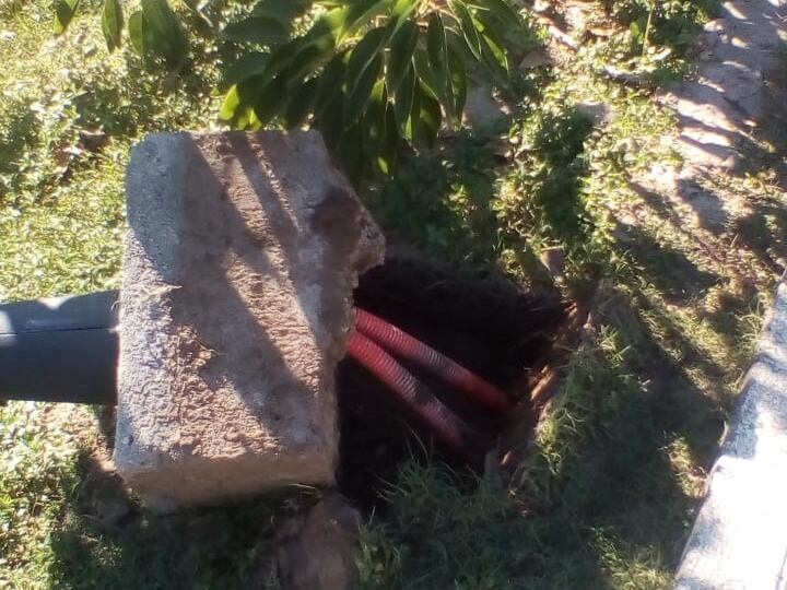 Una de las columnas arrancadas desde la base en un sector del barrio El Fantasio.