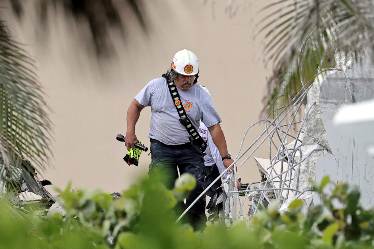 Derrumbe en Miami: hay al menos 99 personas desaparecidas