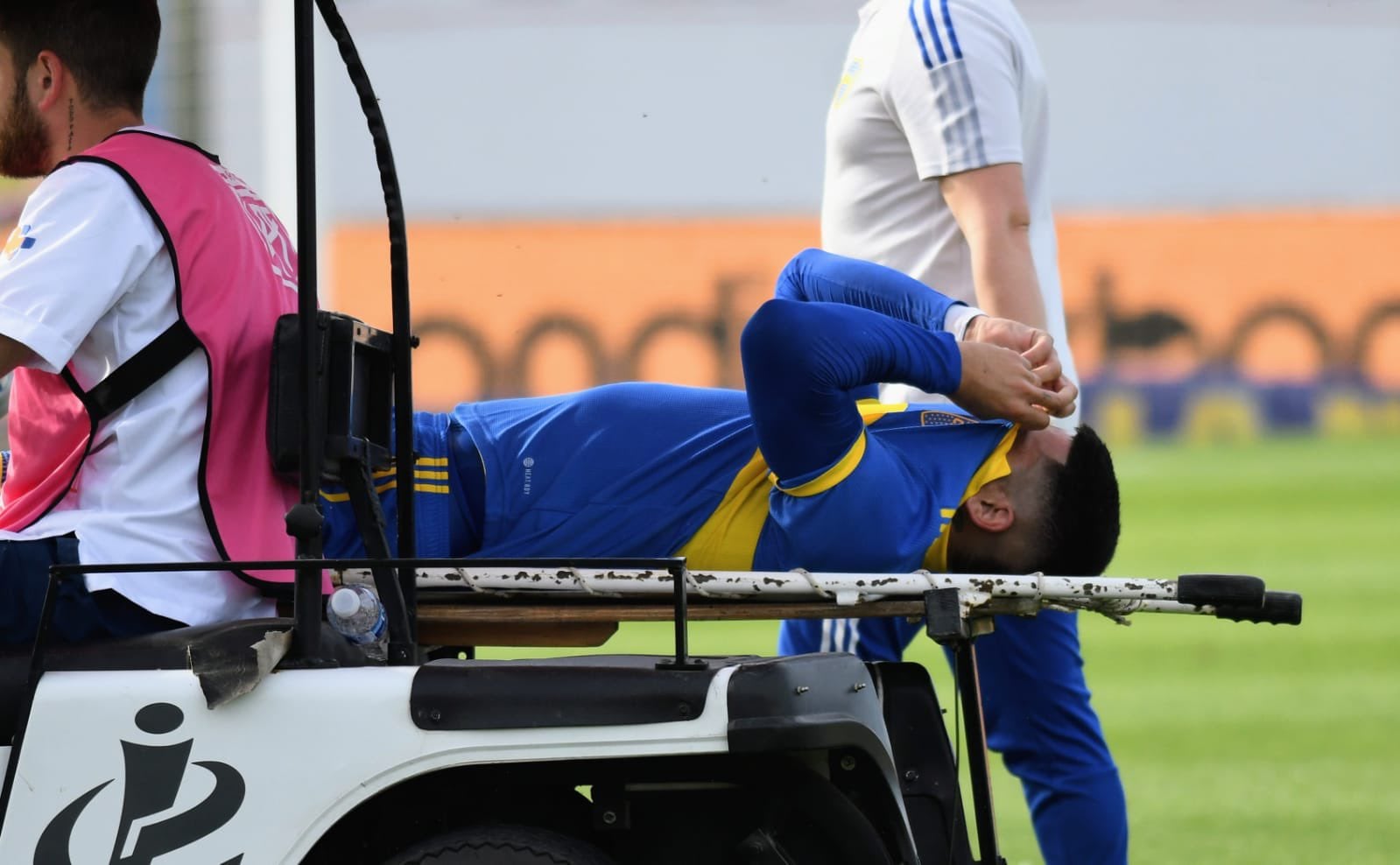 Así se retiraba Marcos Rojo de la cancha de Sarmiento cuando se lesionó. Foto: Télam.