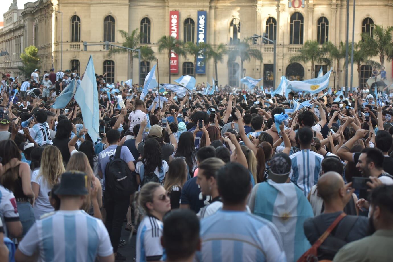 Una multitud se congregó en el Patio Olmos después del partido entre Argentina y Australia. (Facundo Luque / La Voz)