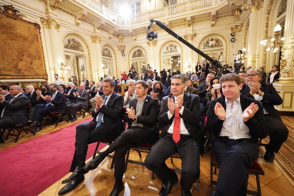 el gobernador de Tierra del Fuego compartió lugar junto a los gobernadores de Chaco, Buenos Aires y el presidente de la Cámara de Diputados.