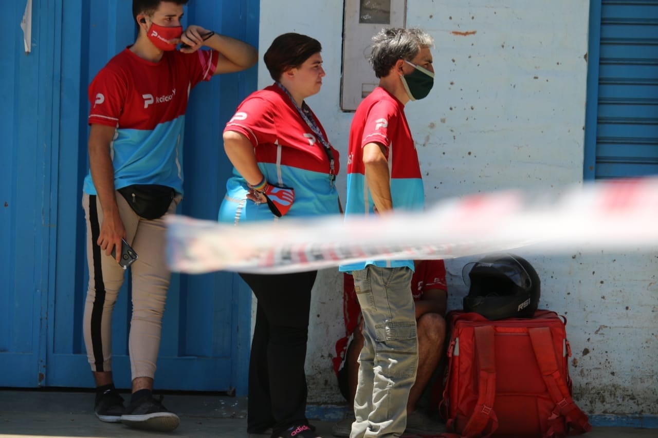 Los compañeros de la joven repartidora llegaron hasta el lugar del hecho.