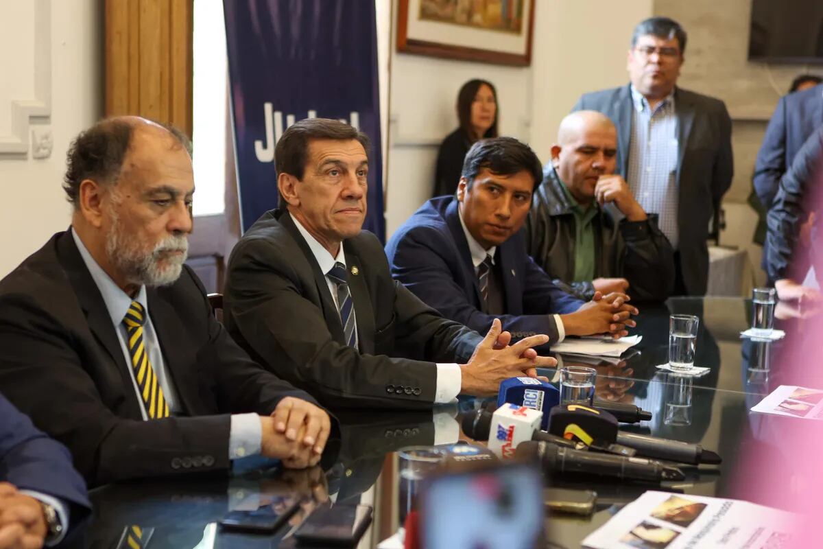 El ministro de Gobierno Normando Álvarez García (izq.) y el gobernador Carlos Sadir encabezaron en abril pasado el anuncio del curso de capacitación gratuito para el manejo de maquinaria pesada, "en coordinación con una fundación de Ledesma y los municipios de San Pedro y Libertador General San Martín”.