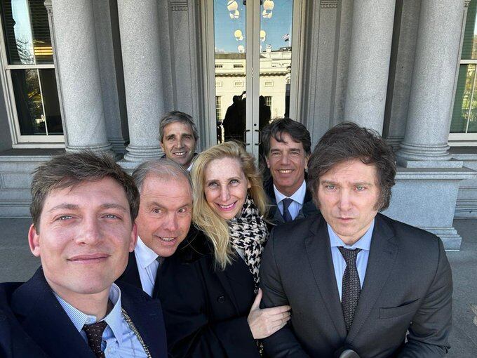 Estados Unidos: Agustín Romo, Gerardo Werthein, Luis Caputo, Karina Milei, Nicolás Posse, y Javier Milei saliendo de la Casa Blanca. (@agustinromm)