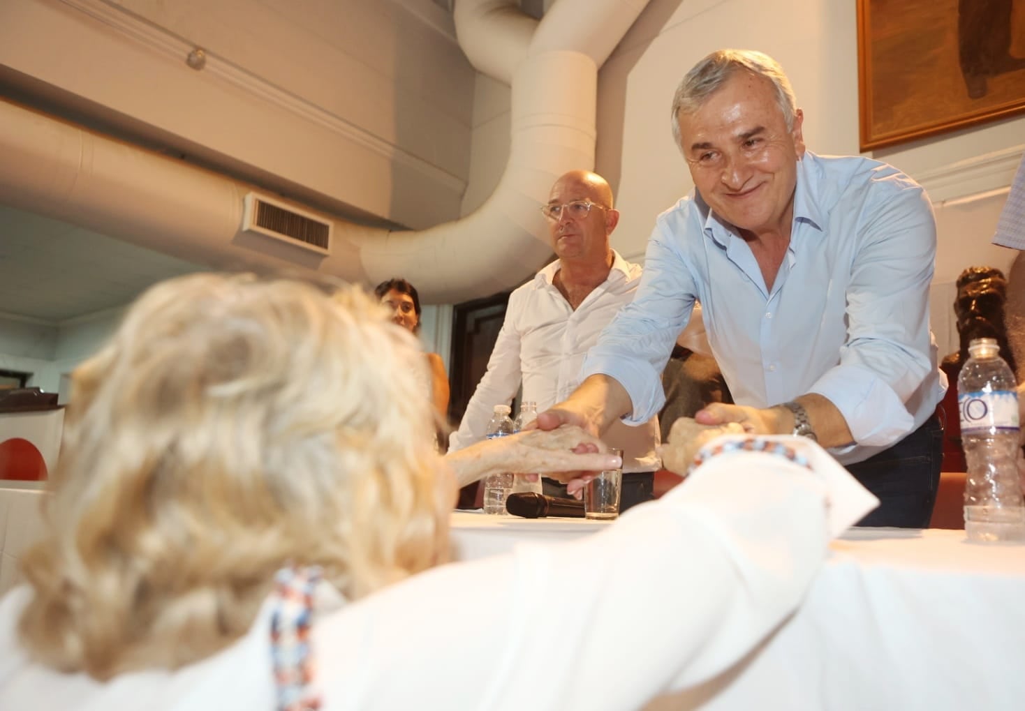 El precandidato a presidente por la UCR recibió el saludo de dirigentes y militantes cordobeses, a quienes instó a "no bajar los brazos y ganar en Córdoba y en el país".