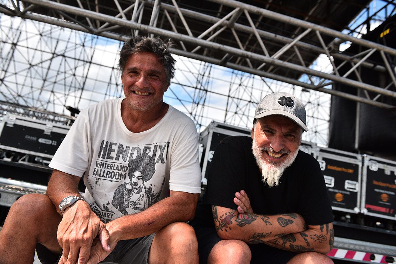 José Palazzo y Marcelo Oliva, previa del festival de Rock Cosquín Rock 2023 en el predio del aerodromo de Santa María de Punilla. (José Gabriel Hernández / La Voz)