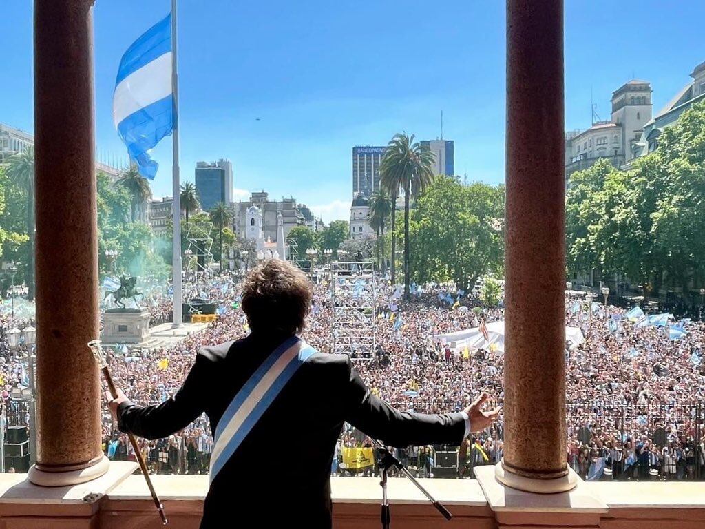 La asunción  de Javier Milei desde el balcón de la Casa Rosada. (Twitter)