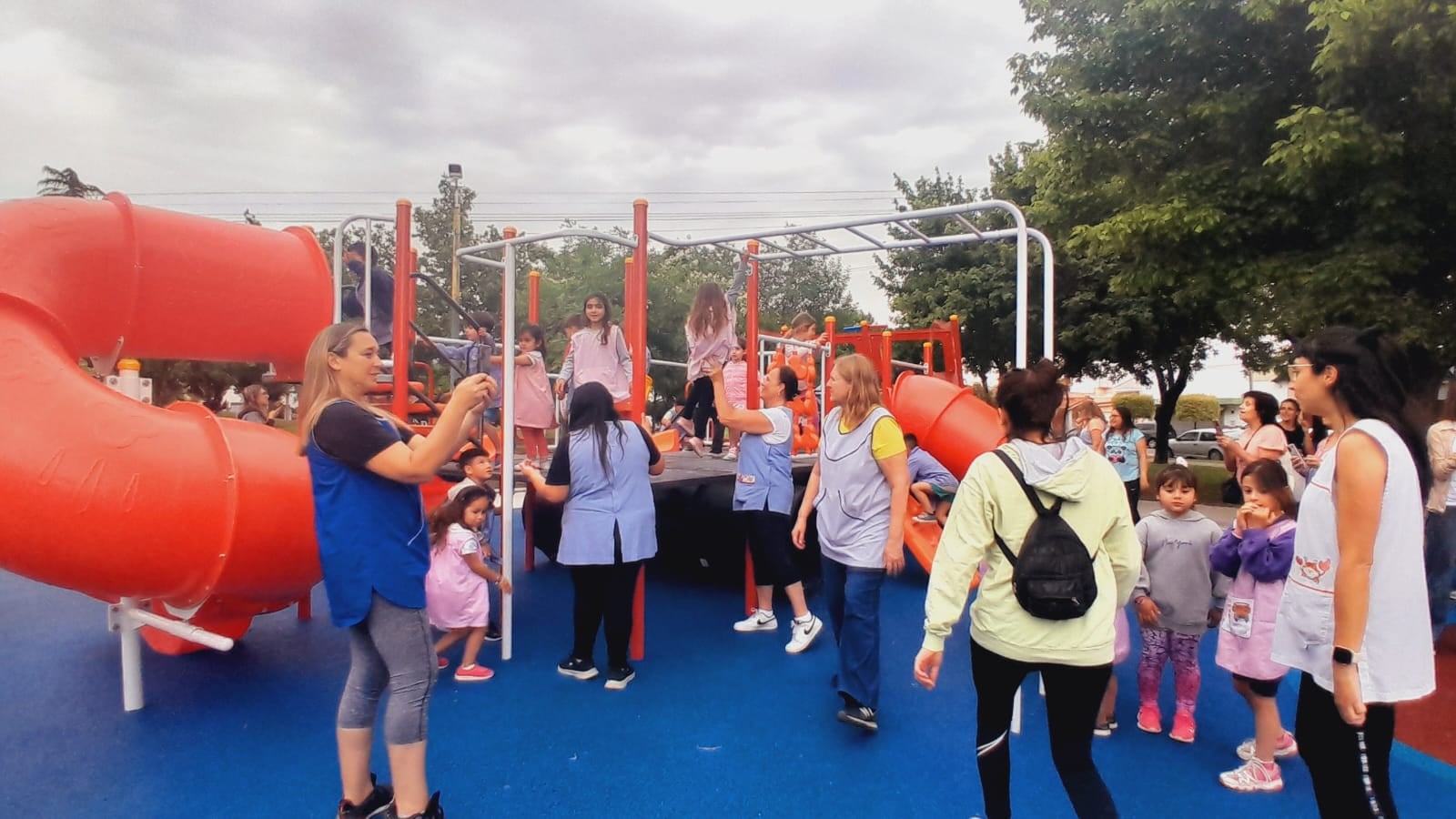 Se inauguró el nuevo sector de juegos en la Plaza Francia