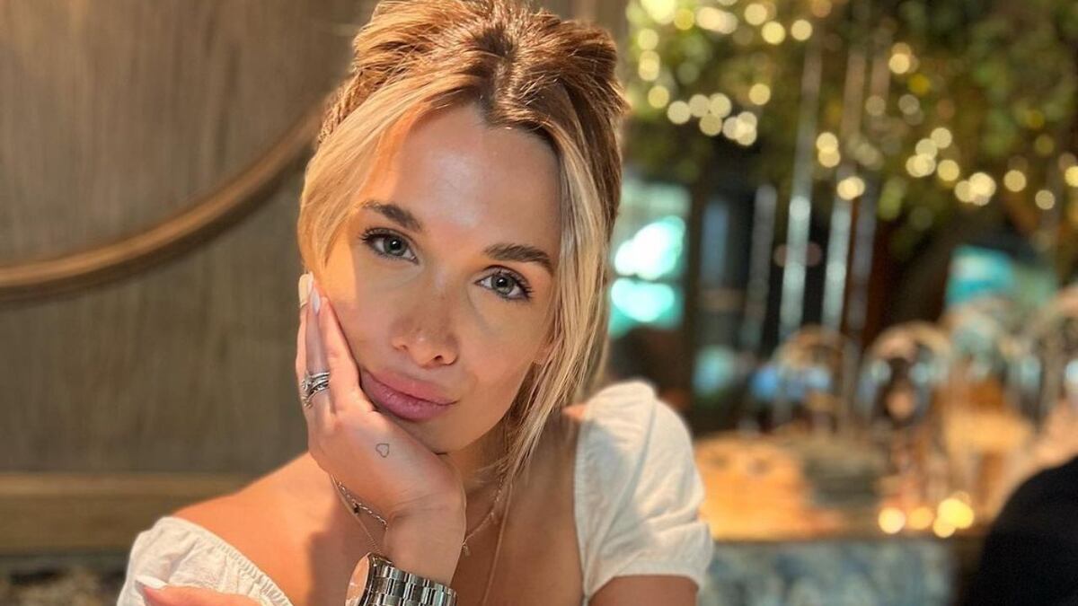 Camila Homs desde Mendoza, súper relajada con un look casual disfrutando de la gastronomía