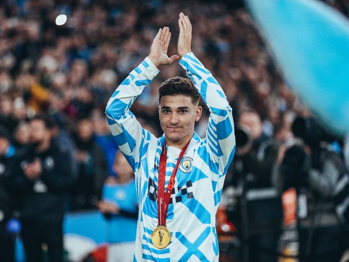 Julián Álvarez y el homenaje antes del partido del Manchester. (Prensa City).