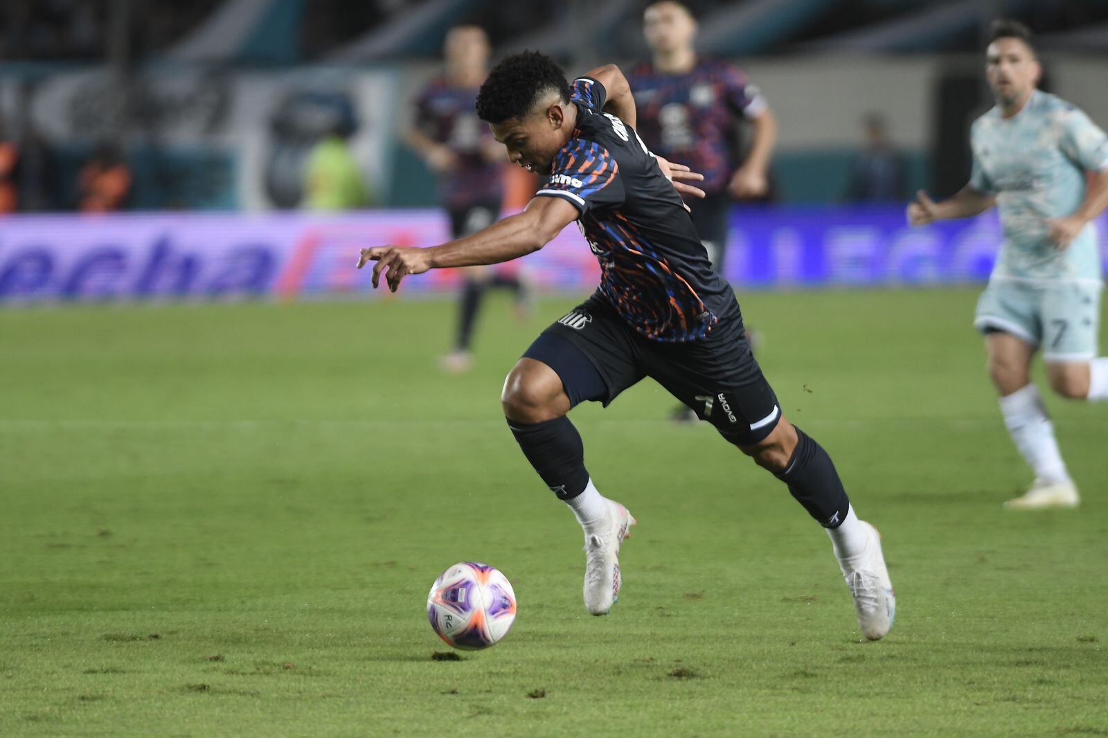 Diego Valoyes volvió al gol y puso el 3-0 de Talleres sobre Racing, en Avellaneda. (Federico López Claro / La Voz)