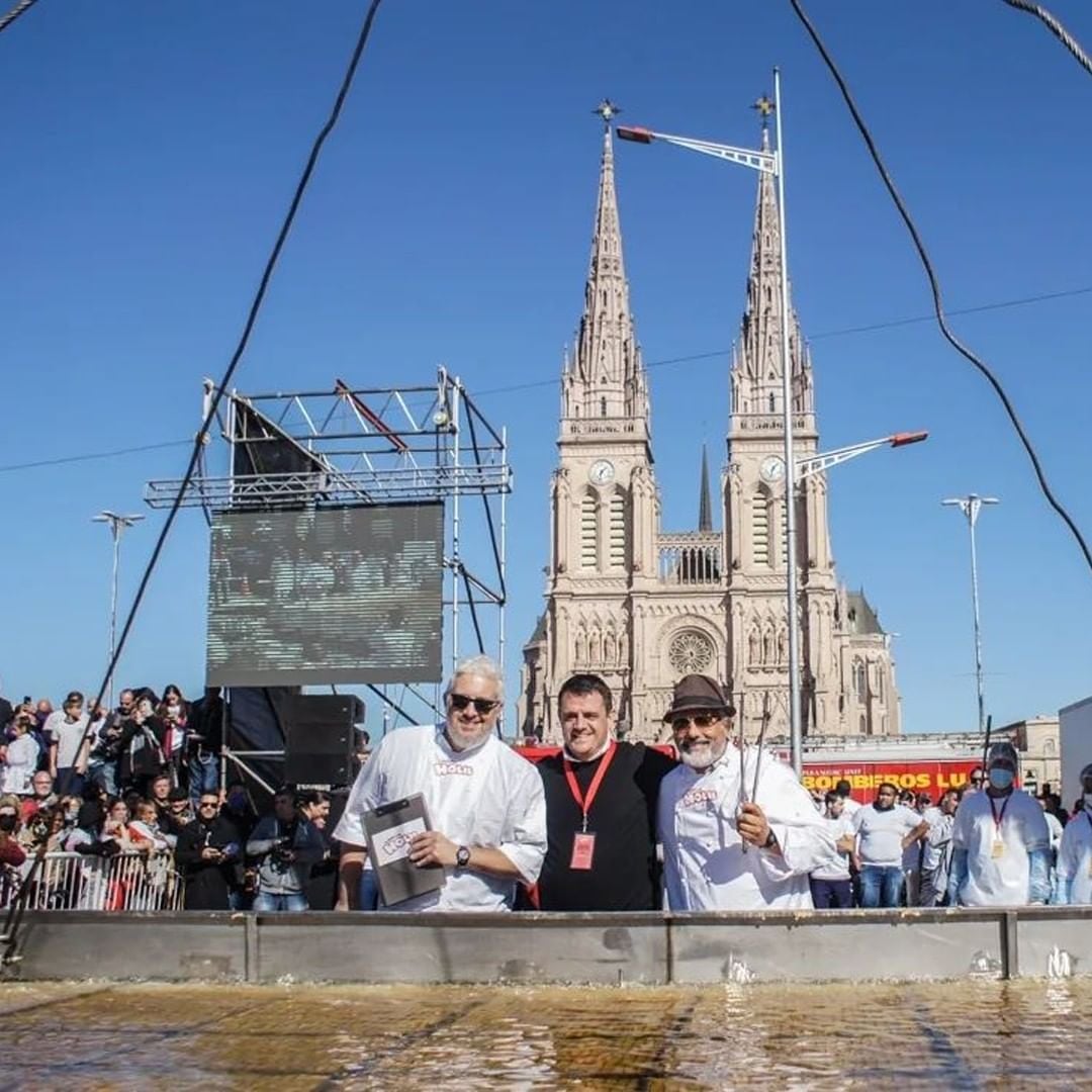 Montaron una mega freidora frente a la Basílica