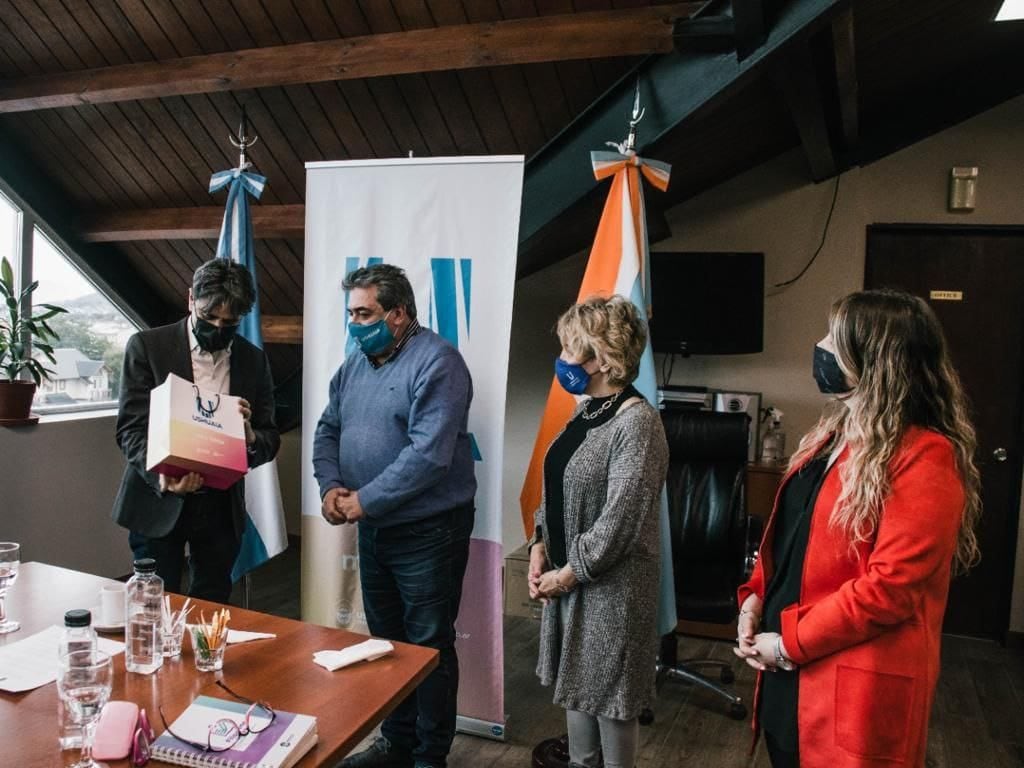 Al finalizar el encuentro, se entregaron presentes a los representantes de la Embajada de Francia.