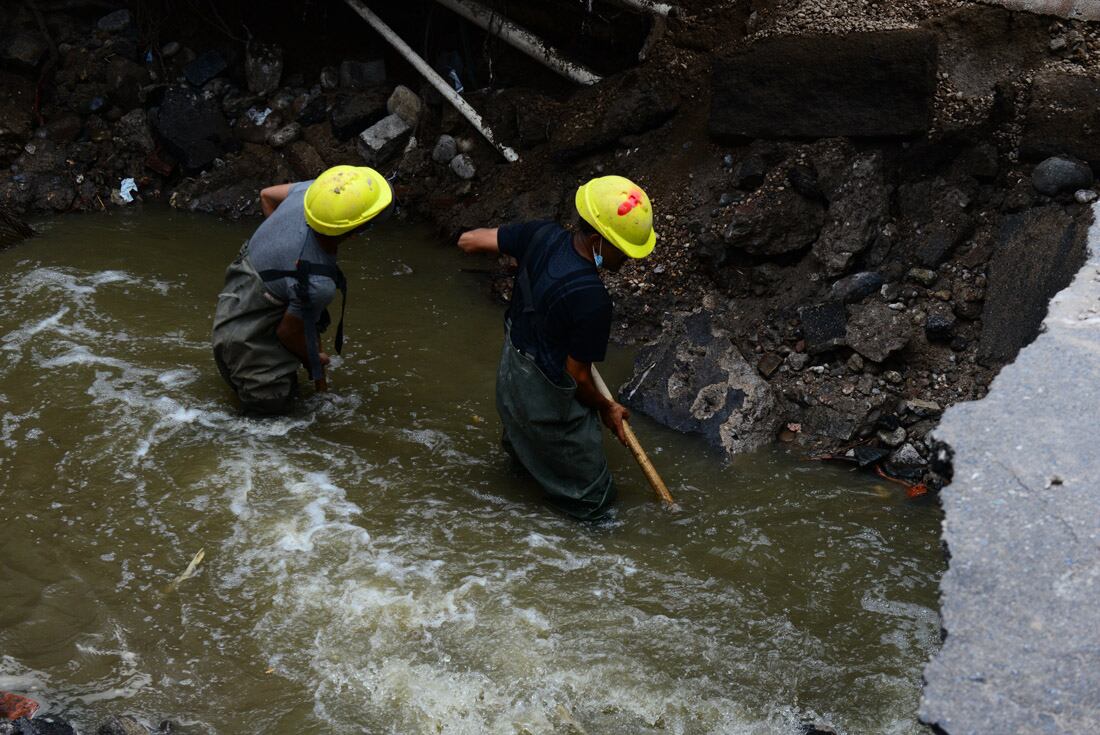 Desborde cloacal en barrio Alberdi, calle Arturo Orgaz al 600.  Un caño de cloacas roto ocasionó un río de aguas servidas en la zona. ( José Gabriel Hernández)