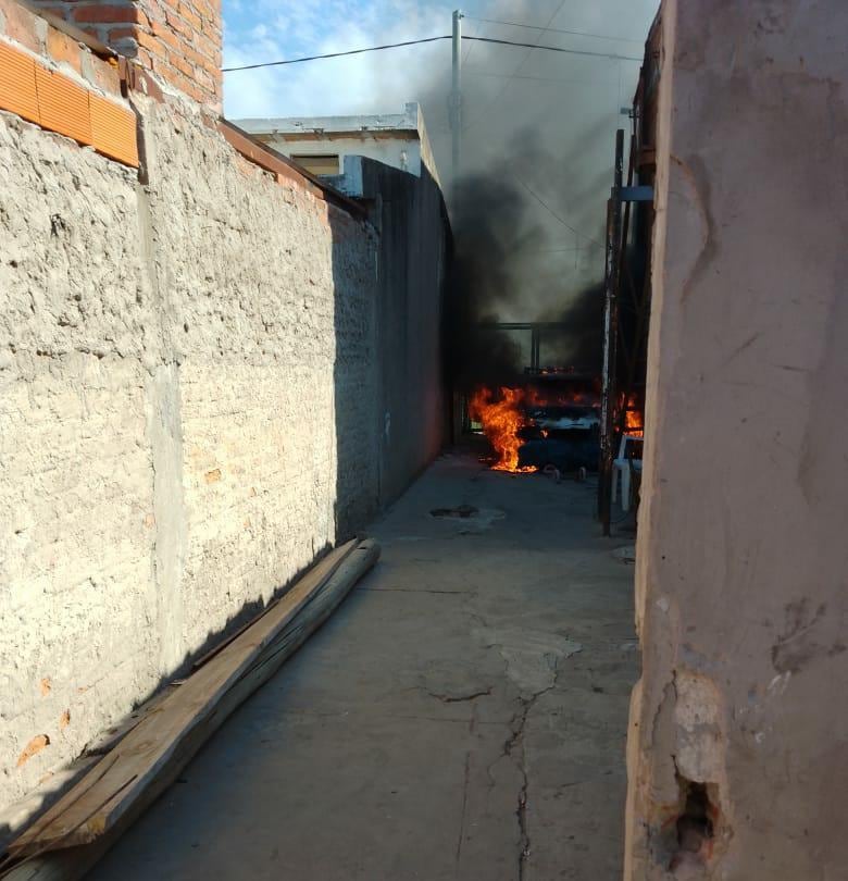 Policías héroes rescataron a dos nenes en un incendio en Puerto General San Martin