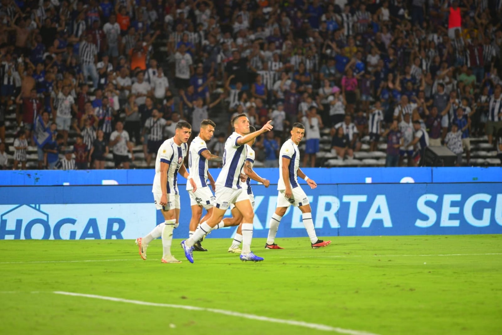 Talleres derrotó a Vélez en el Estadio Kempes y se metió en zona de clasificación. (Nicolás Bravo / La Voz)