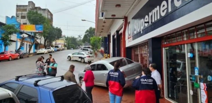 Accidente de tránsito en Oberá: puso marcha atrás y casi se incrustó en un supermercado.