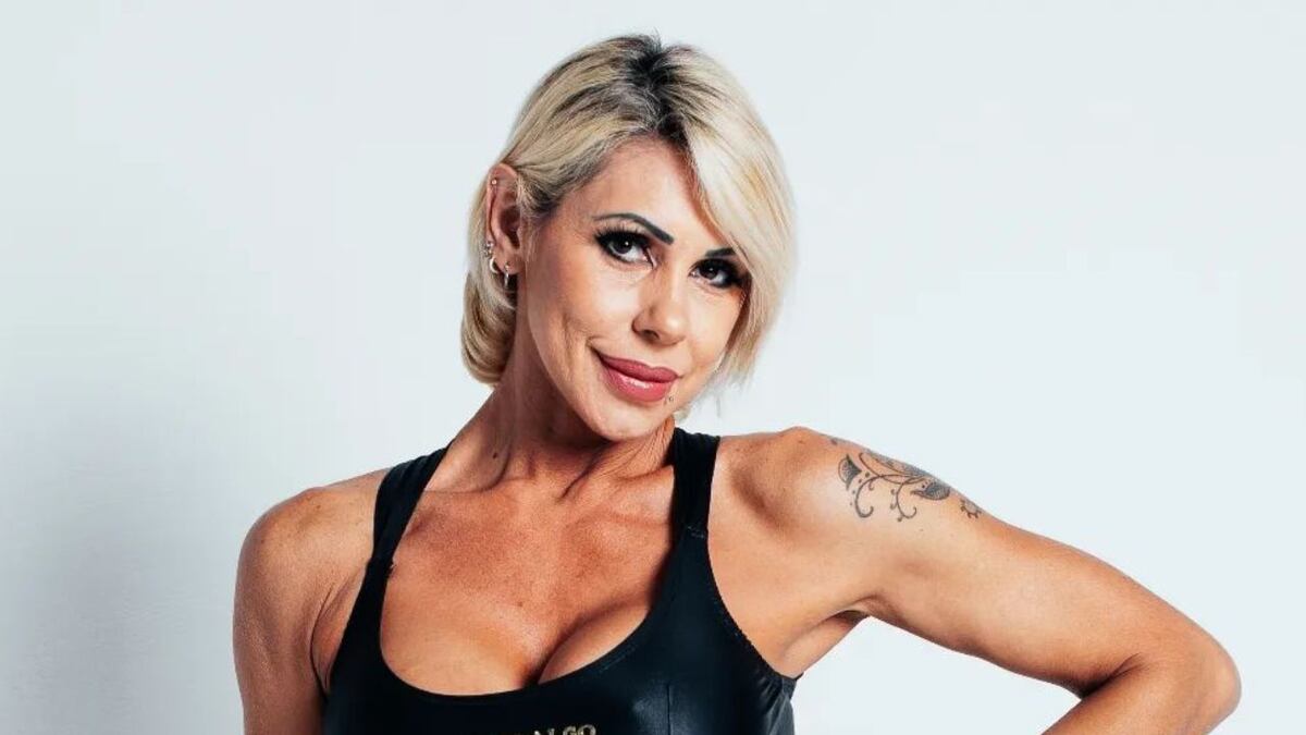 Mónica Farro posó con una sensual lencería floreada frente a cámara y dejó un mensaje: “La vida es una”