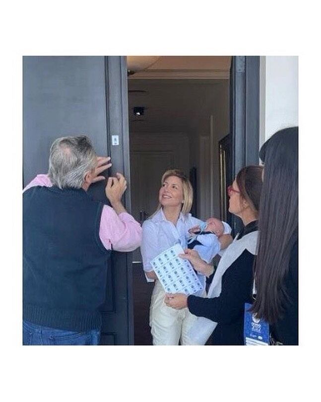 Fabiola Yáñez y Alberto Fernández junto a su hijo, Francisco, y las censistas